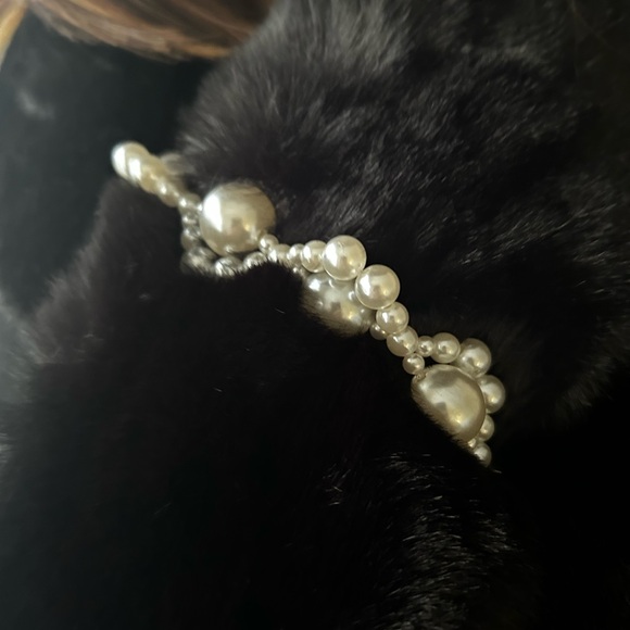 Pearl Flower Faux Fur Pull Through Scarf in Black - Picture 3 of 4